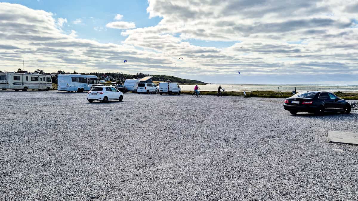 Parkering tæt på kittet