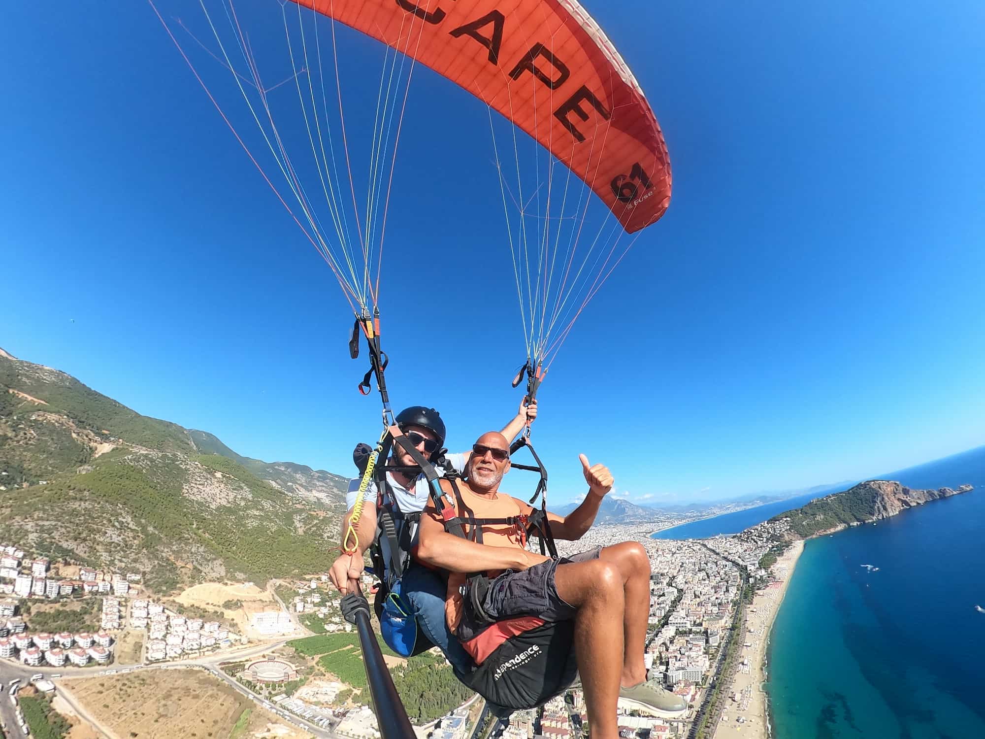 Billig tandem paragliding over Alanya kystlinje – BlueMindSurf Explorer travel guide