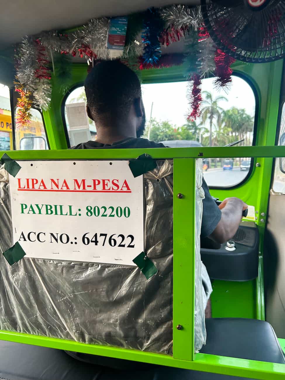 Betaling i en kenyansk tuk-tuk via M-Pesa
