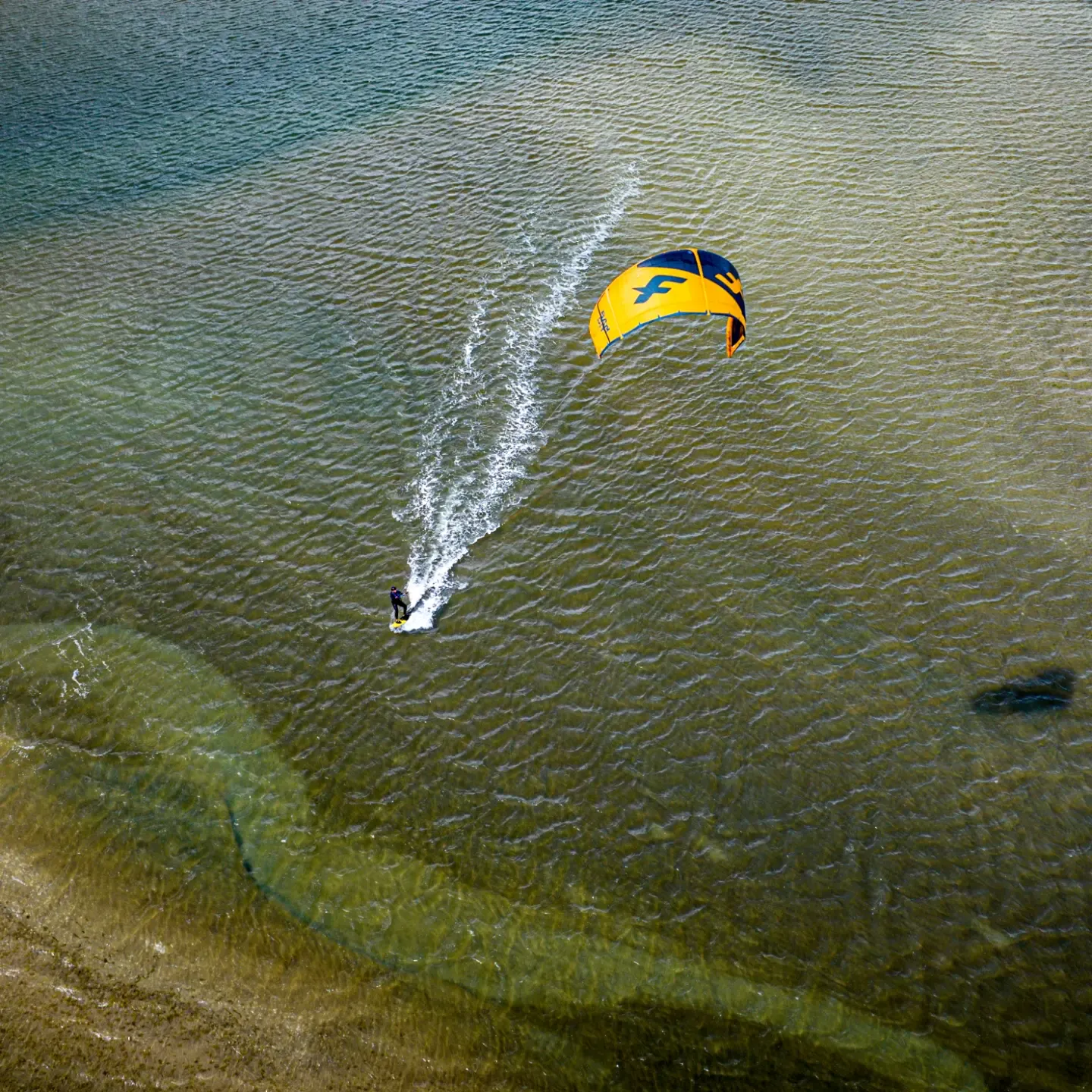 Baggrundsvideo af kitesurfing i solnedgang