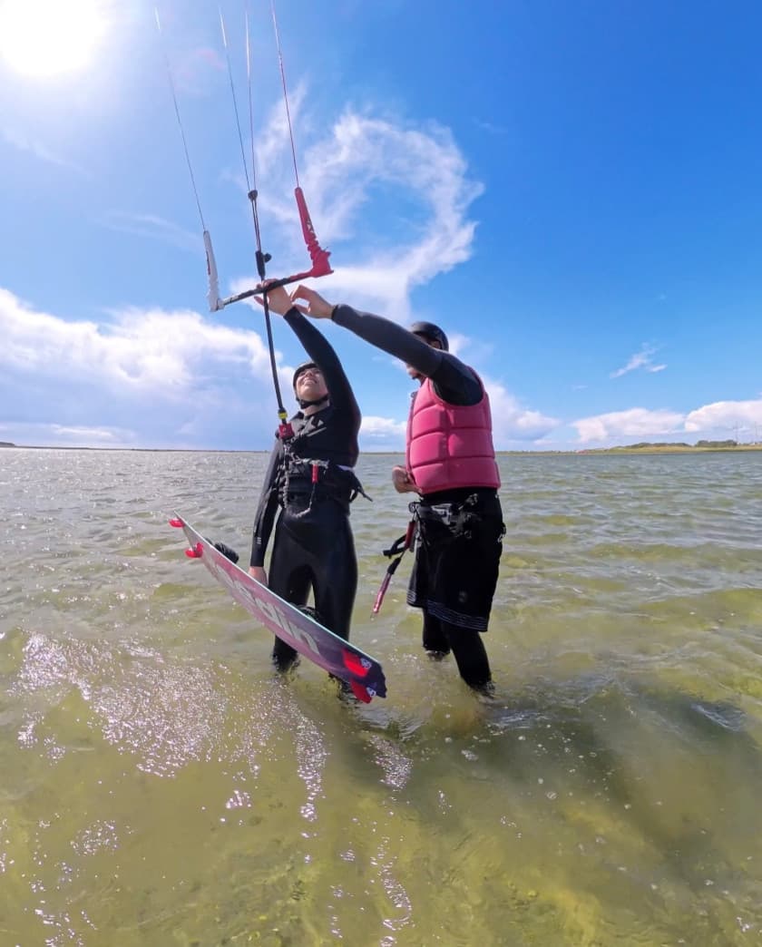 Selvstændig kitesurfer rider med fuld kontrol
